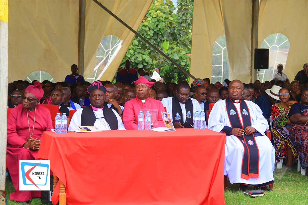 EmmanuelTwin2's tweet image. #HappeningNow
Lt  Gen Samuel Okiding, the Deputy CDF is presently leading a distinguished delegation of @MODVA_UPDF officers at Kihanga Playground in Rukiga District where they are attending the burial service of Mzee Daniel Ndarubwine &amp;amp; his son, Joseph Twinomujuni.
@cdfupdf