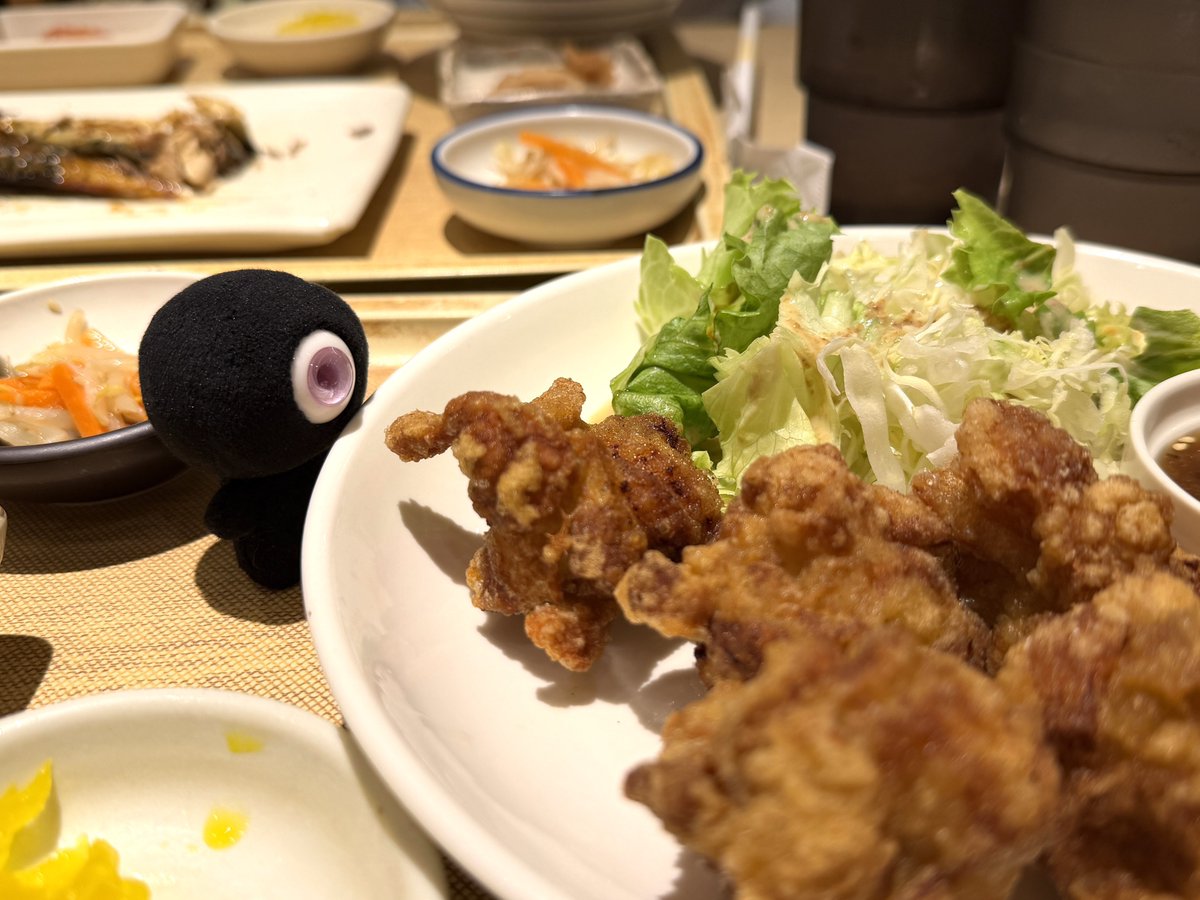 美味しいものに囲まれて歓声を上げるひとつ目ちゃん。

うちのひとつ目ちゃんの好物は唐揚げらしい。

 #ひとつ目ちゃん
 #ぬい撮り