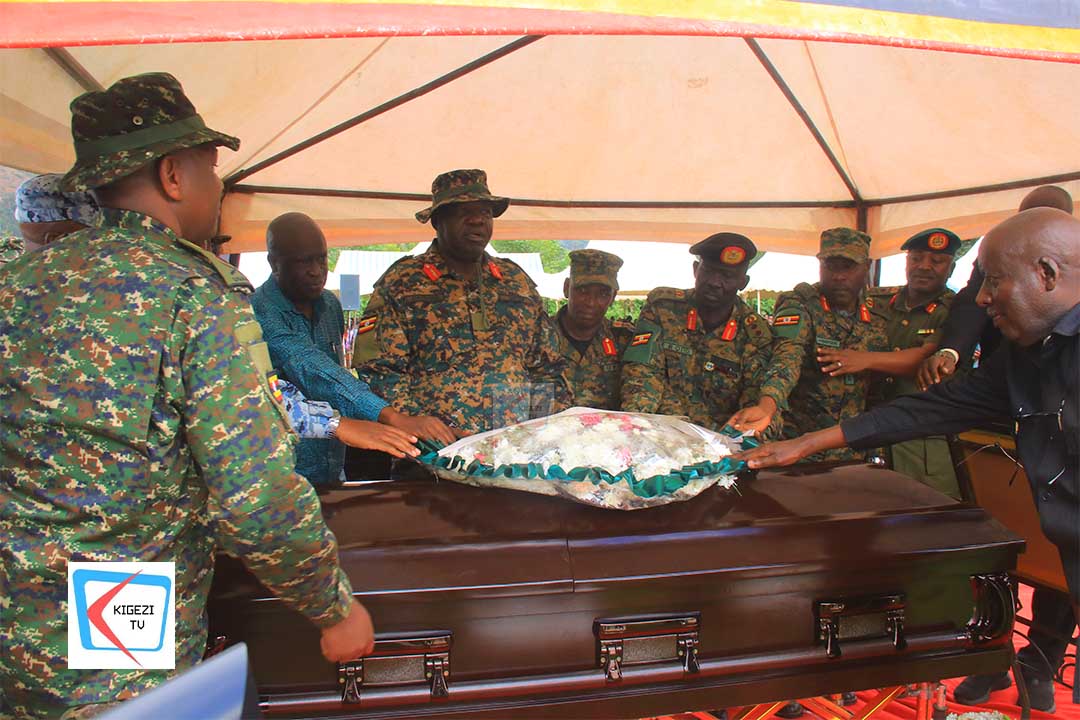 EmmanuelTwin2's tweet image. #HappeningNow
Lt  Gen Samuel Okiding, the Deputy CDF is presently leading a distinguished delegation of @MODVA_UPDF officers at Kihanga Playground in Rukiga District where they are attending the burial service of Mzee Daniel Ndarubwine &amp;amp; his son, Joseph Twinomujuni.
@cdfupdf