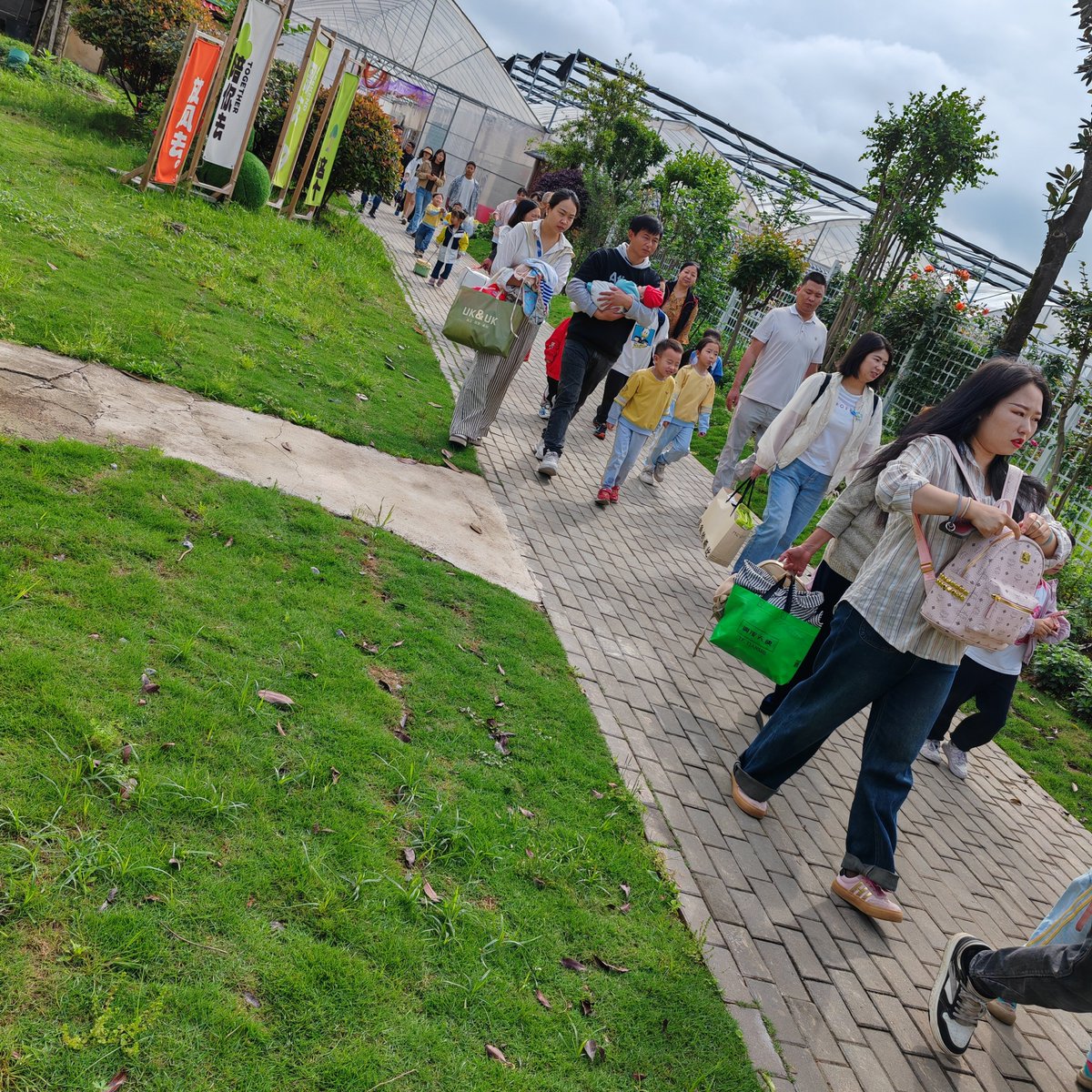 Vladimi74967218's tweet image. Join our Neighborhood Clean-Up u0026 Picnic this Sat (10 AM, Central Park)! Grab gloves, bring a friend—we’ll clean the lake shore then share snacks. Let’s make our community shine! #CommunityLove #LocalHeroes