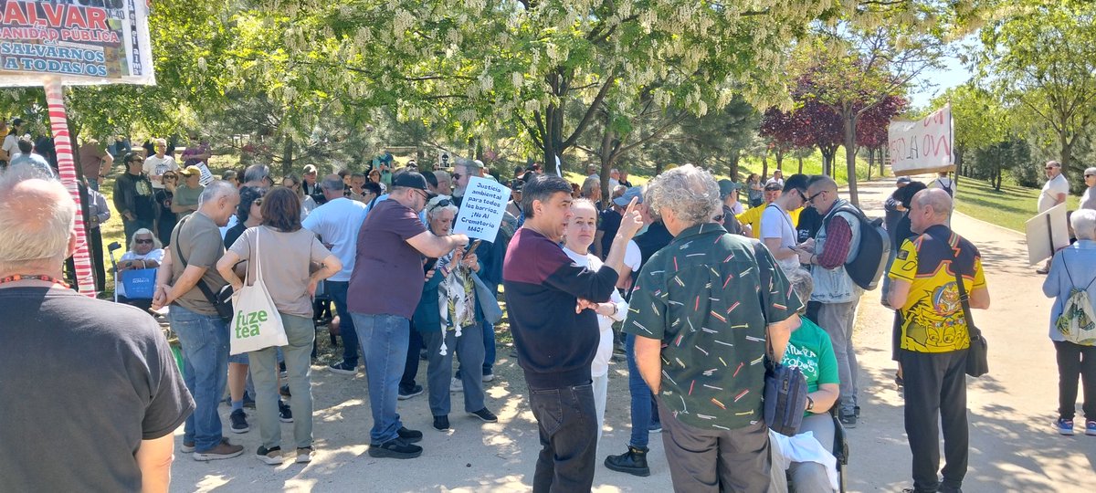 laincolora's tweet photo. Hoy junto a las Asociaciones Vecinales de Usera y Villaverde en contra de la implantación del Crematorio de la M40, a nuestros distritos maltratados no les cabe una instalación más contaminante @FRAVM https://t.co/t7WUgevpQ6