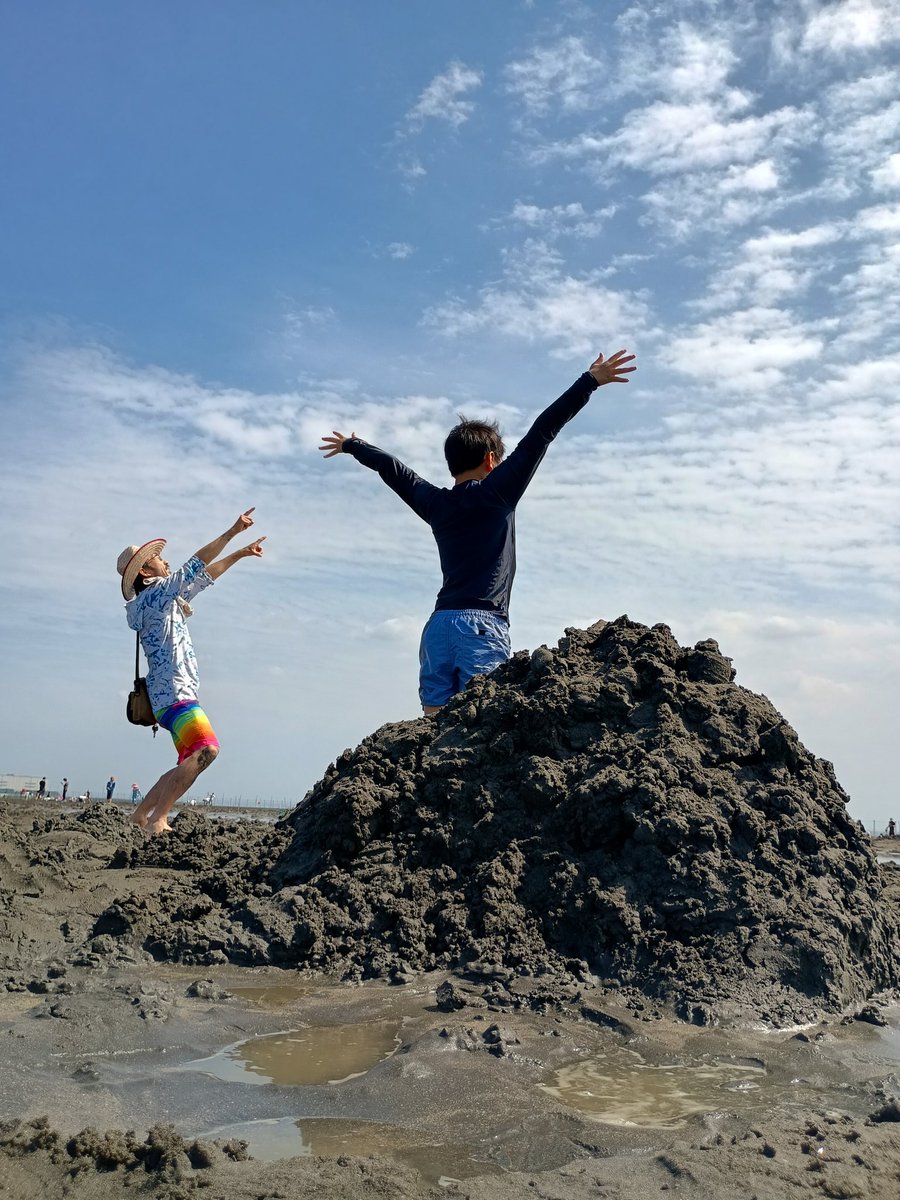 crazy_rinpei's tweet photo. 潮干狩り。
近隣で1番高い砂の山を築きました。
日焼け止め塗った後に、
袖をめくっちゃったから、
腕の日焼けがオーマイガー。
クラムチャウダーに、
酒蒸しに。
残り少ない子供達の時間を
大事にしたい。 https://t.co/9wHvYFxrup