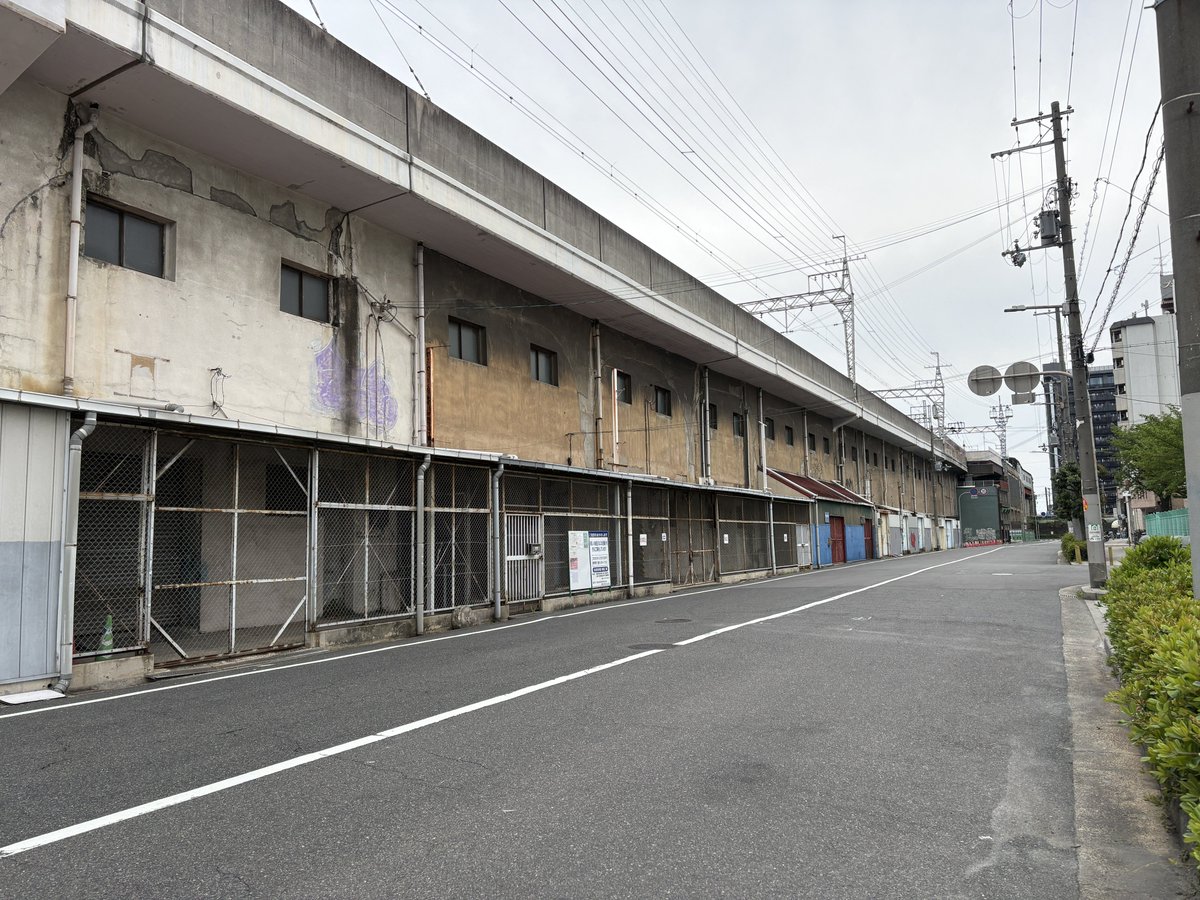 wireself7240's tweet photo. 難波〜新今宮間���
なにわ筋線は今宮戎駅付近で地下から地上に出ることとされているが、果たして何処にそんなスペースが……？と疑問に思っていたが、現地に来てみるとフェンスで囲いがされた箇所があった。
南海本線の高��周辺は看板こそ立っているが、目立った動きはなし。 https://t.co/jwNPHn7hZY
