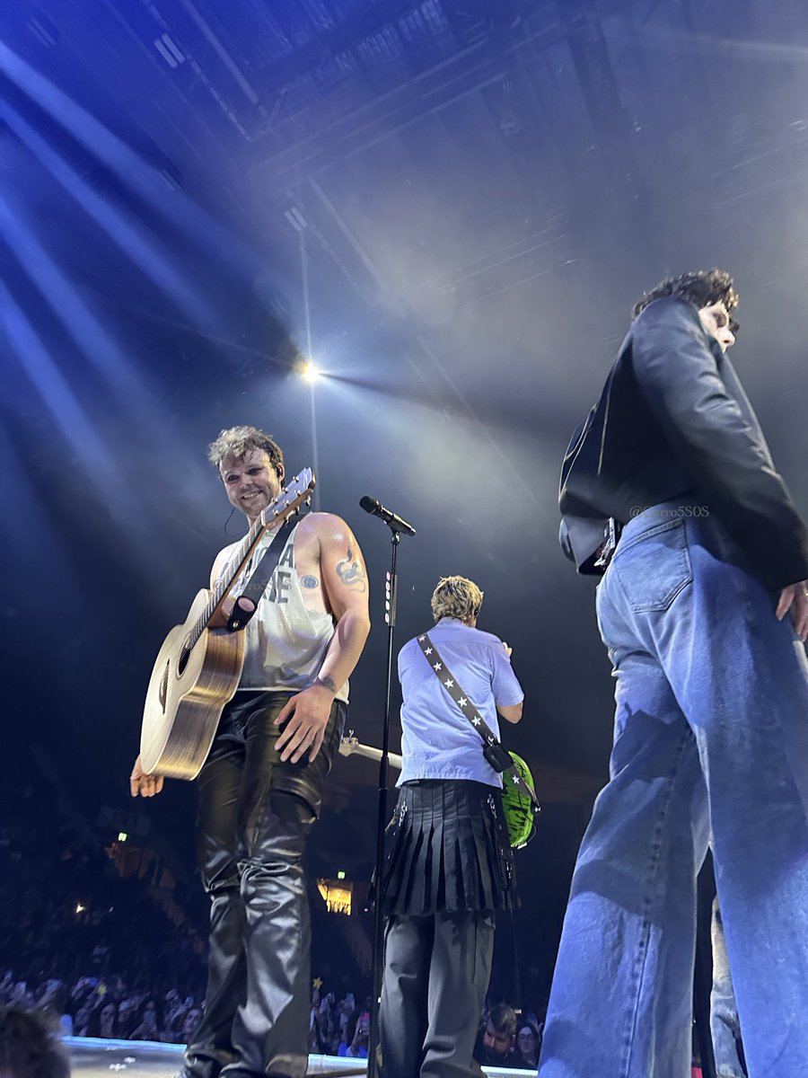 Carro5S0S's tweet photo. Yesterday was magical⭐️ Thank you @5SOS #EASStockholm #EASTour https://t.co/yxwVf8kb1G