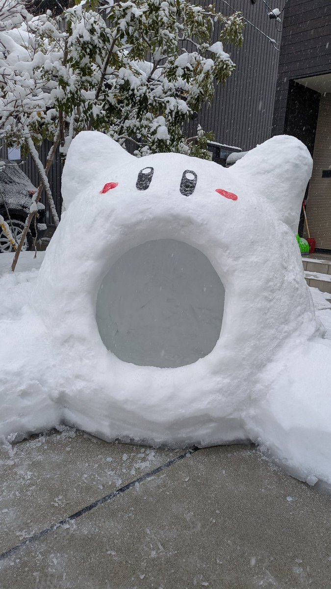 kazutya's tweet photo. 今年作ったカービィかまくら（吸引時）
近所の子供が6人入る容量でした。

こうやって見たらもっとバランス調整したかったなぁ… https://t.co/fodzwts0RD