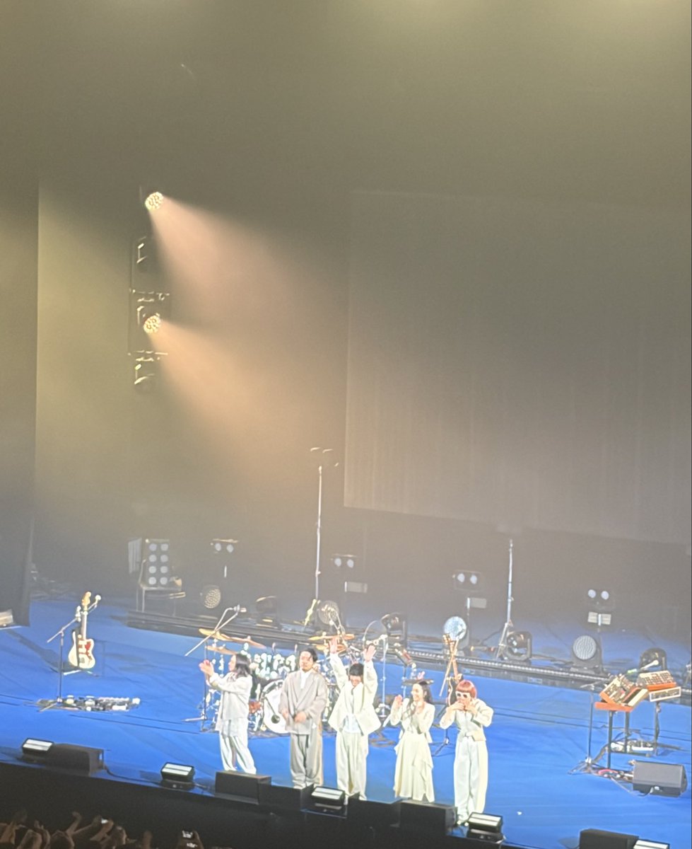 bbtt_tamaki's tweet photo. 4位の「シーラカンスと僕」

SAKANATRIBE2014の演出に似ていました(他にもあるかも…)

・イントロ前にポコポコと泡の音
・歌う一郎さんの周りを円錐形に取り囲むレザーの演出←幻想的で素敵✨

これがライブで観られたなんて
ホントもう最高

#サカナクション https://t.co/5daPMoBHv6