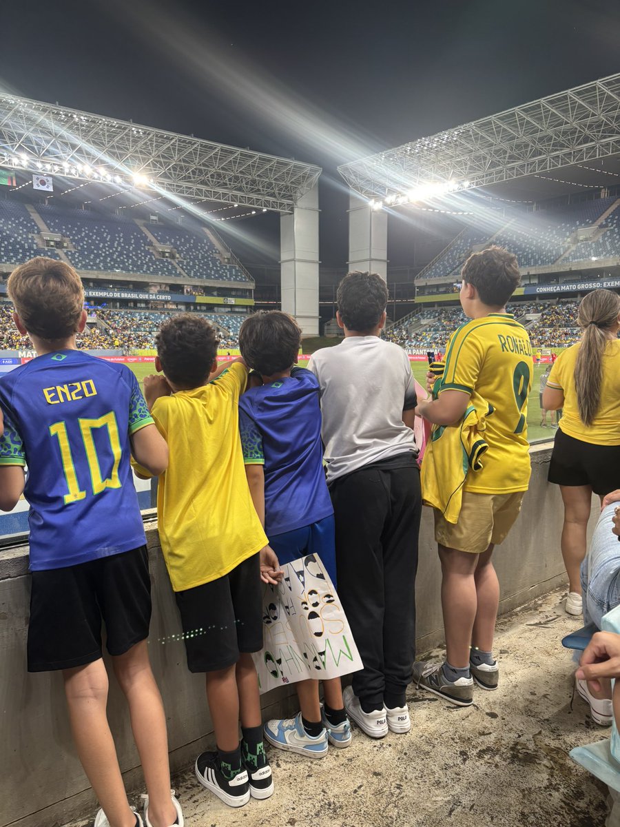 Uma das cenas mais legais que eu vi ontem, foram os meninos super apaixonados pelo jogo, pedindo camisa, autógrafo e todos sabiam os nomes de todas as jogadoras em campo, alguns até com cartaz pra elas.

E ainda dizem que o futebol feminino não inspira os garotos 🤷‍♀️