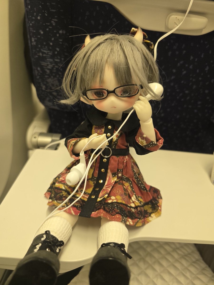 batorako's tweet photo. イヤホンで音楽を聴く酒呑ちゃん♪
#DOLLIPOP #酒呑童子 https://t.co/GfWWOoAN2z