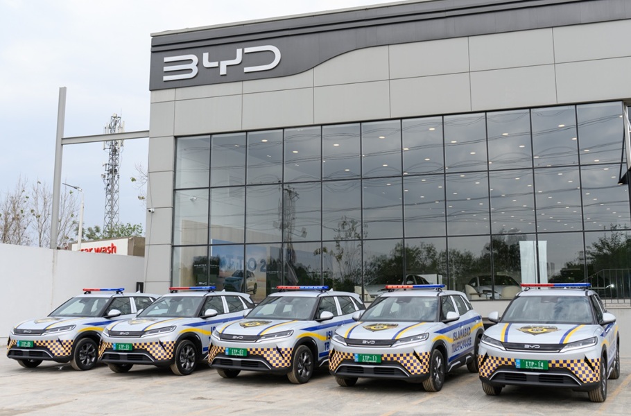 IslamabadScene's tweet photo. Islamabad Police goes electric ⚡🚔 City police department becomes the first federal department to roll out an EV fleet with BYD Atto 2 &amp; BYD Sealion 7 🇵🇰 https://t.co/F47rWyXAkS