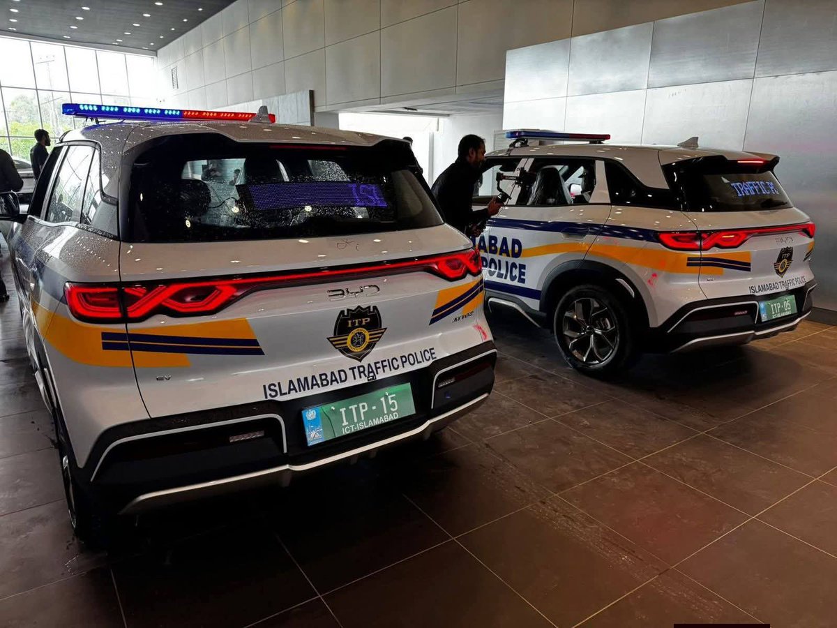 IslamabadScene's tweet photo. Islamabad Police goes electric ⚡🚔 City police department becomes the first federal department to roll out an EV fleet with BYD Atto 2 &amp; BYD Sealion 7 🇵🇰 https://t.co/F47rWyXAkS
