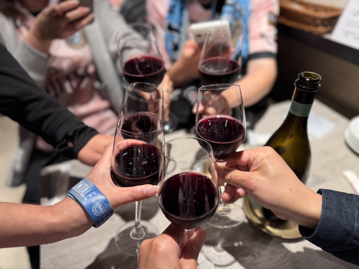 golfer_frosuppo's tweet image. 昨日の野毛大祝勝会、本当に楽しかった！🍻✨
企画ありがとうございました！🙌🏼🙌🏼
そして、美味しいお酒にしてくれた、フロンターレの選手や監督、スタッフの皆さまに感謝しております🥹
ありがとうございました！🙌🏼🙌🏼
📍#もつしげ
📍#basil #ランブルスコ3本は飲み過ぎです😂😂
#横浜FM川崎F
#frontale