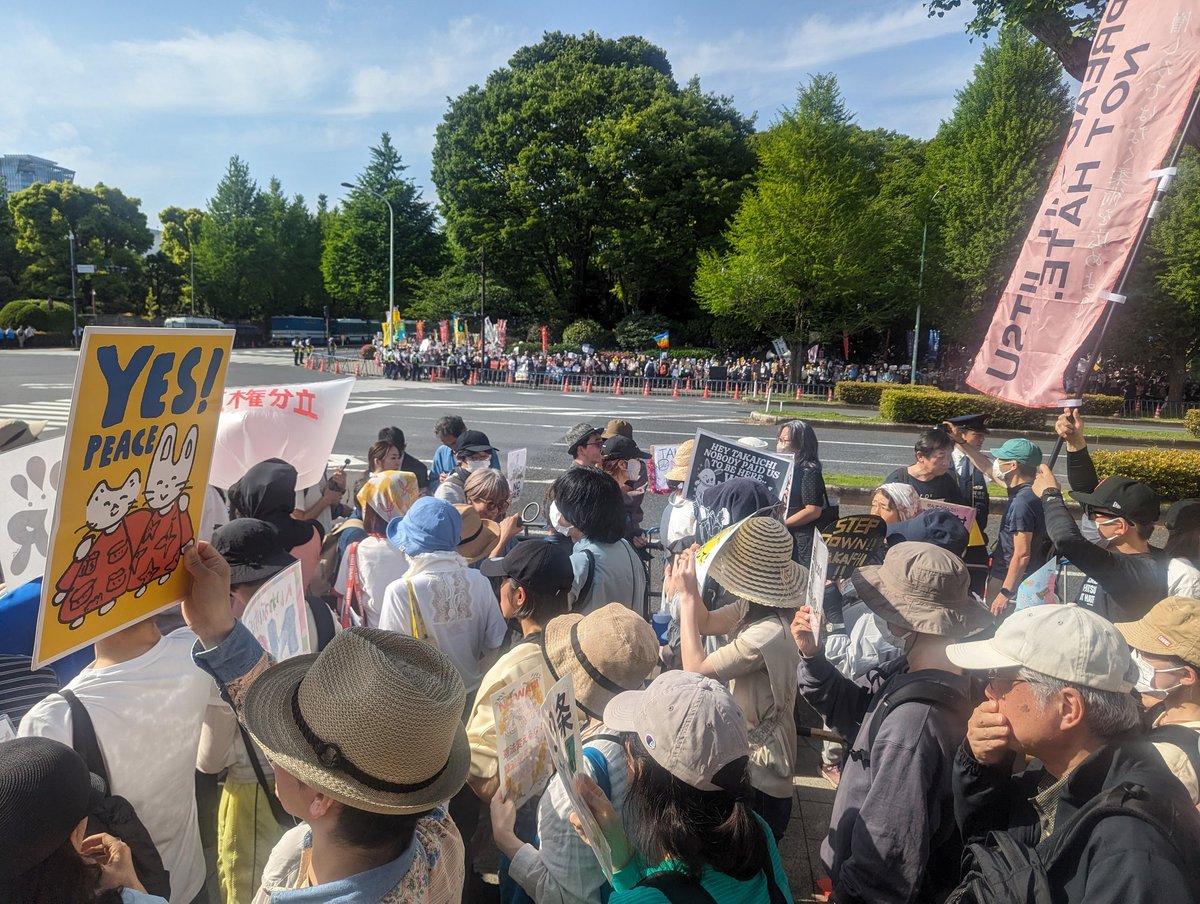 🇯🇵🚨 36,000 Japanese citizens. No permission from Washington.

April 19. The Diet surrounded. Chants against weapons exports, long-range missiles, and the state intelligence bill.

This is not the old Japan. This is a new wave. Creative. Defiant. Peaceful.

The government wants