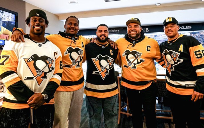 Steelersdepot's tweet image. Group trip to Flyers-Penguins game #Steelers #NFL