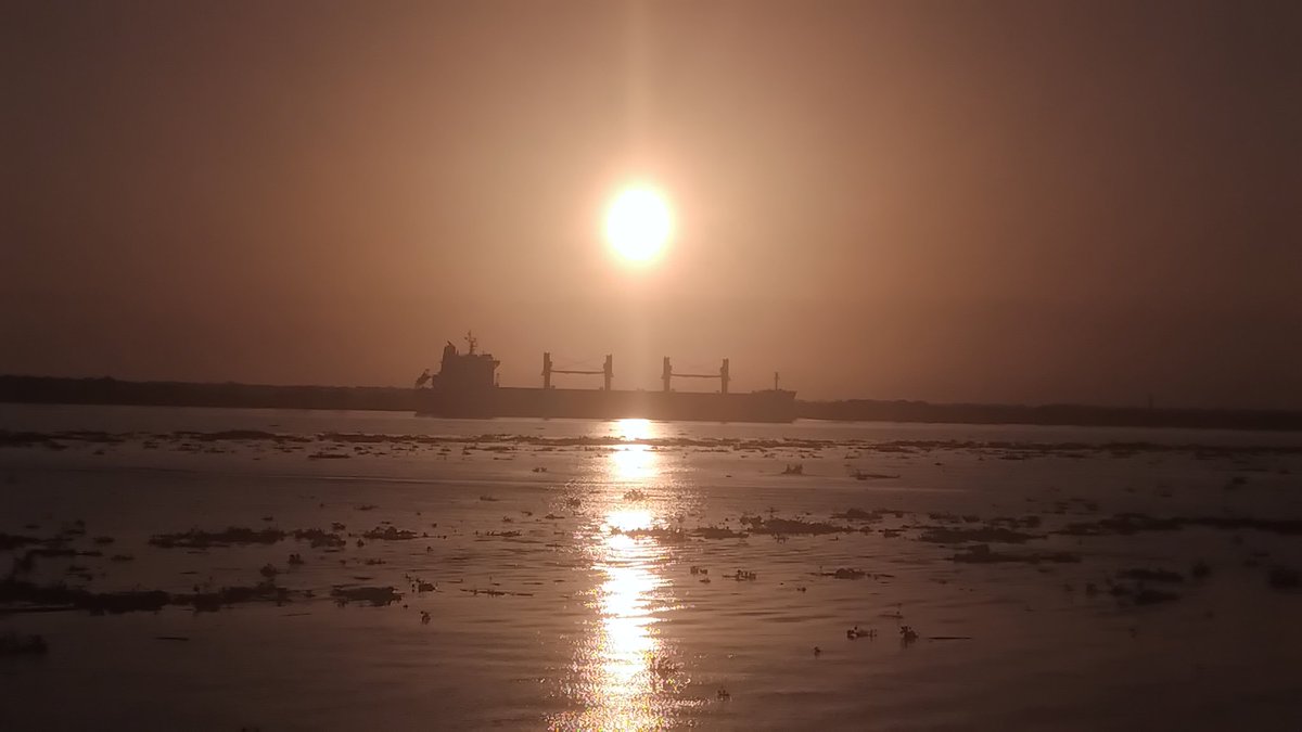 borispaez15's tweet photo. El espectáculo visual del barco bajo la luz del sol en río Magdalena este domingo https://t.co/wY0WtEE1MU