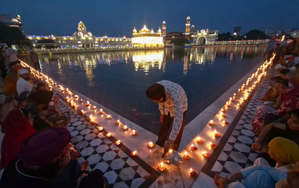 timesofindia's tweet image. #InPics | #Fireworks illuminate the night sky above the sacred #GoldenTemple in #Amritsar on the birth anniversary of Guru Angad Dev Ji, as devotees mark the occasion with devotion and celebration