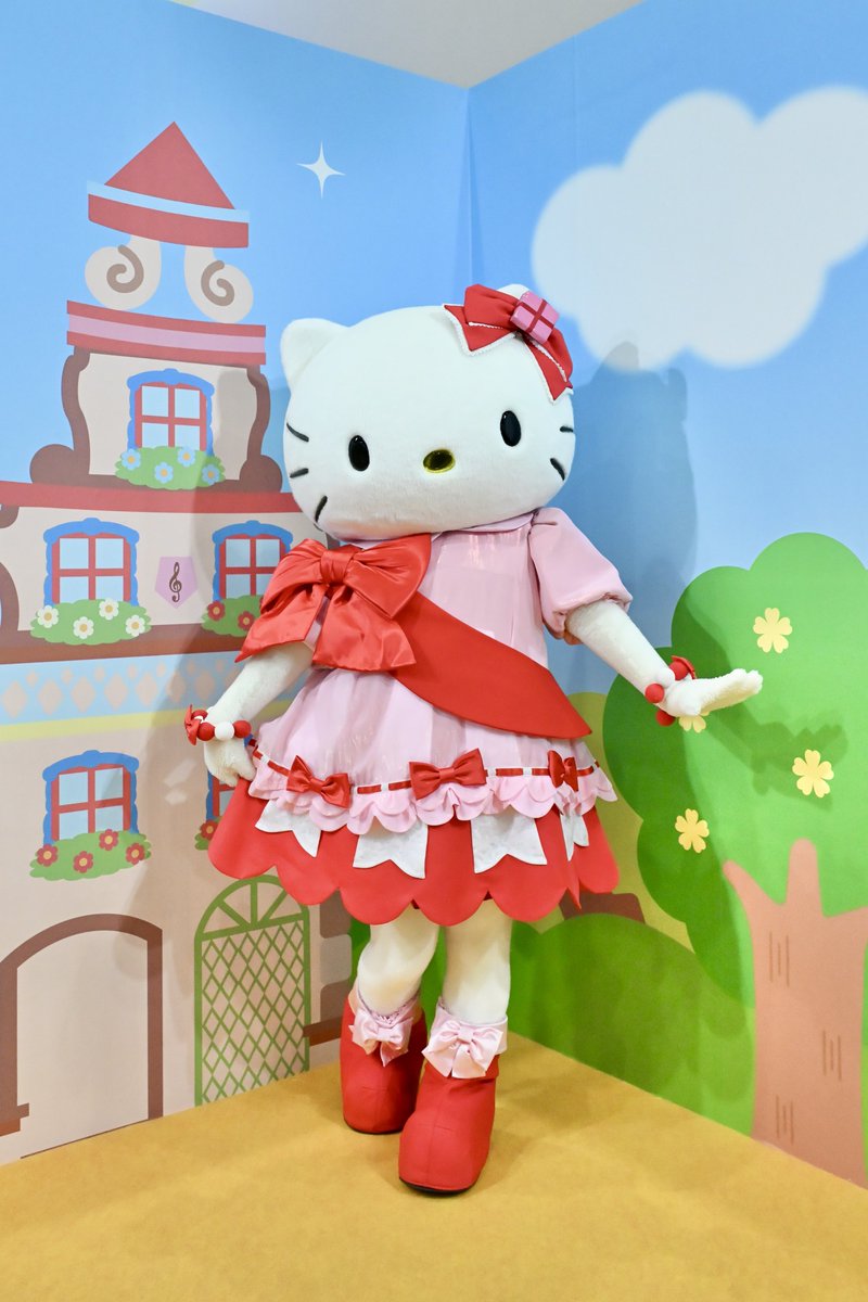 enkaninmero's tweet image. キティちゃんに
撮った写真みせて！って言われて
みせたら撮るのうまいねって褒められた🤭
#ハローキティ
#HelloKitty