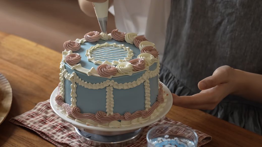 loooovepo's tweet image. Like a cake from a fairy tale