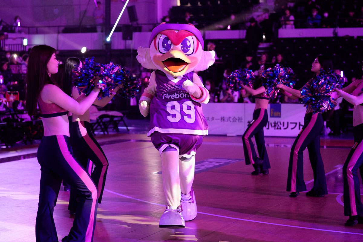 bonds_kun_99's tweet photo. レギュラーシーズンのホーム戦でのおしごとおわりっ‼️🐥✨

12万人達成に、ボクもすこしはおてつだいできたかな🤔
今シーズン仲よくしてくれたみんな、ほんとうにありがとう🐥💜

やっぱり福島がだいすきっ💜☝️
プレーオフで待ってるよ👋 https://t.co/bLXEufUzGS
