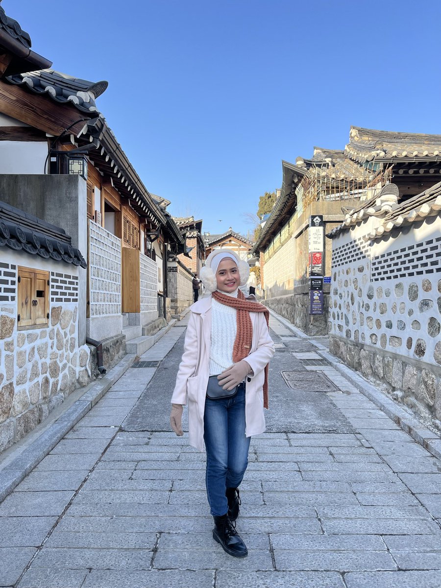 SheraLaff's tweet photo. lost my account, found my way back… 🥲 hello! what did i miss? 🫶 https://t.co/cO1iVbZOAj