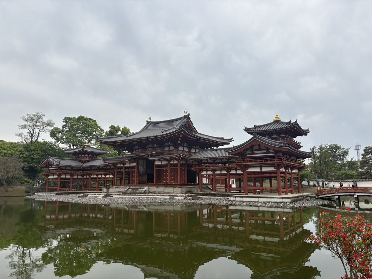 RyukokuKobi's tweet photo. 本日は全体見学会で平等院鳳凰堂に行きました！
十円玉の裏側を一緒に撮影してみました(*^^*)
���等院鳳凰堂は今の時期藤の花が見頃です！

 #龍谷大学  #古美術研究会  #春から龍谷  #春から龍大  #春から龍谷大学 https://t.co/ehI14qL8l8