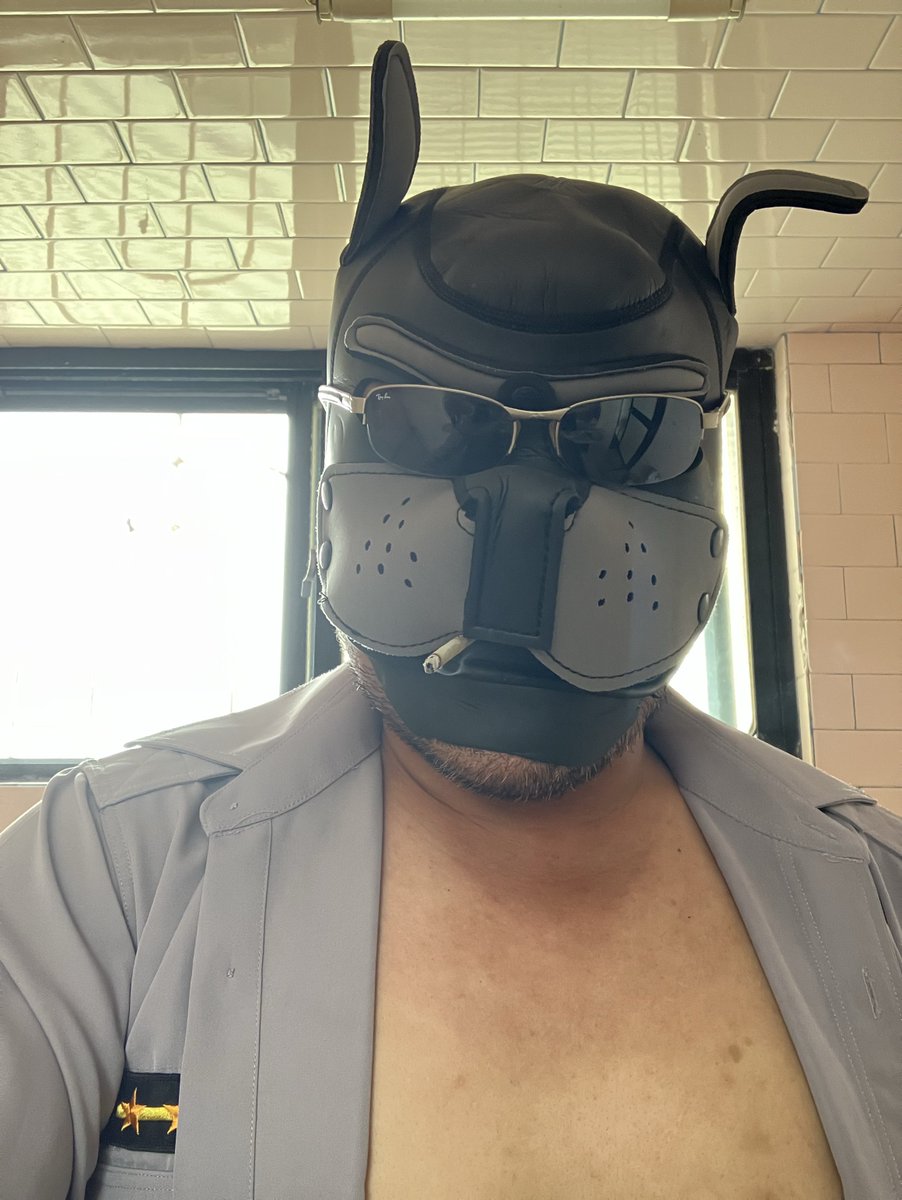 bugubear's tweet photo. [這隻狗⋯⋯不純]

只有完全進入fetish狀態時，我才會拿菸抽。
五年後。胖到制服扣不上，哭啊～ https://t.co/9027lbVlpe
