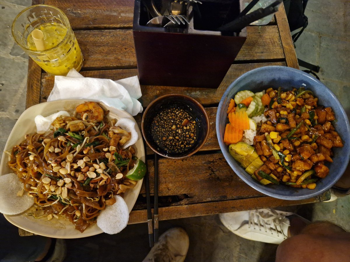 Sukani123's tweet image. Essen in #Vietnam ist immer der Hammer, egal wo!🤩🤩🤩
Wenn ich hier nicht so viel rumrennen würde, könnte man mich wahrscheinlich in den Flieger rollen!🤦‍♀️