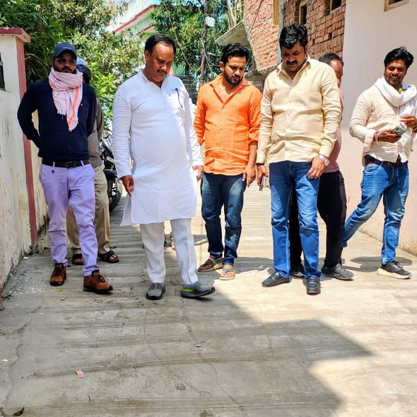 bjp4ankurverma's tweet image. नगर पालिका क्षेत्र के मोहल्ला पिकौरा दत्तूराय में चल रहे सी.सी. रोड एवं नाली निर्माण कार्य का माननीय सभासद प्रतिनिधि भाई अभिजीत सिंह जी, अपर अभियंता (सिविल) श्री अर्पित निगम जी एवं स्थानीय नागरिकों के साथ स्थलीय निरीक्षण किया।
#Inspection #PublicService #GoodGovernance 
@BJP4UP