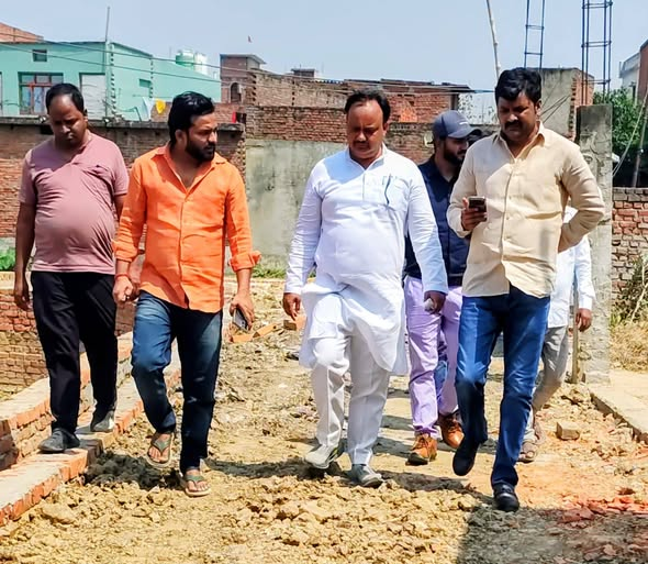 bjp4ankurverma's tweet image. नगर पालिका क्षेत्र के मोहल्ला पिकौरा दत्तूराय में चल रहे सी.सी. रोड एवं नाली निर्माण कार्य का माननीय सभासद प्रतिनिधि भाई अभिजीत सिंह जी, अपर अभियंता (सिविल) श्री अर्पित निगम जी एवं स्थानीय नागरिकों के साथ स्थलीय निरीक्षण किया।
#Inspection #PublicService #GoodGovernance 
@BJP4UP