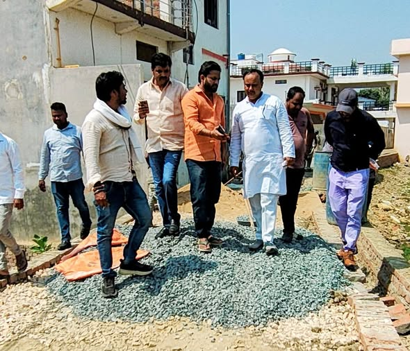 bjp4ankurverma's tweet image. नगर पालिका क्षेत्र के मोहल्ला पिकौरा दत्तूराय में चल रहे सी.सी. रोड एवं नाली निर्माण कार्य का माननीय सभासद प्रतिनिधि भाई अभिजीत सिंह जी, अपर अभियंता (सिविल) श्री अर्पित निगम जी एवं स्थानीय नागरिकों के साथ स्थलीय निरीक्षण किया।
#Inspection #PublicService #GoodGovernance 
@BJP4UP