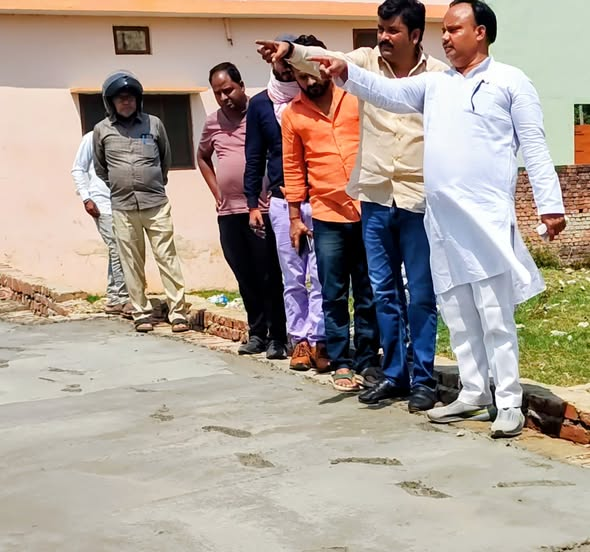 bjp4ankurverma's tweet image. नगर पालिका क्षेत्र के मोहल्ला पिकौरा दत्तूराय में चल रहे सी.सी. रोड एवं नाली निर्माण कार्य का माननीय सभासद प्रतिनिधि भाई अभिजीत सिंह जी, अपर अभियंता (सिविल) श्री अर्पित निगम जी एवं स्थानीय नागरिकों के साथ स्थलीय निरीक्षण किया।
#Inspection #PublicService #GoodGovernance 
@BJP4UP