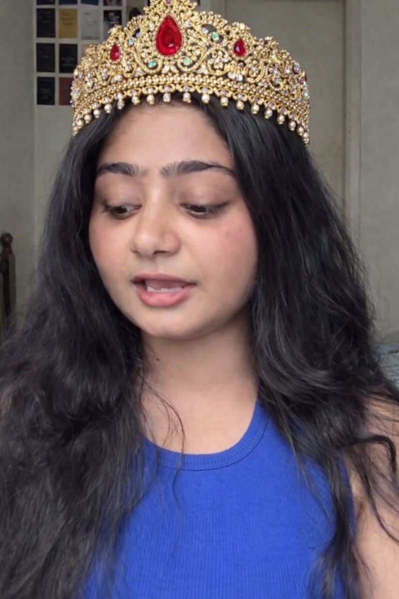 ये हक़ीक़त में एक बहादुर और ख़ुद्दार लड़की हैं — सौम्या। नोएडा में जब एक शख़्स हिजाब पहनी लड़की से उसका नाम और पहचान पूछकर उसे परेशान कर रहा था, तब सौम्या ने तनहा आगे बढ़कर उसके ख़िलाफ़ डटकर मुक़ाबला किया।