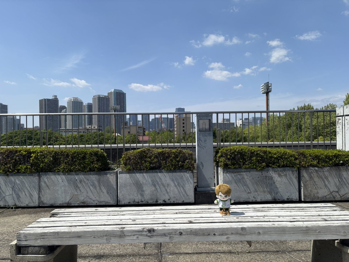 mi_green88's tweet photo. 相葉さんドラマ 大追跡〜警視庁SSBC強行犯係〜ロケ地 TONICHI②
Sky View Restaurant Tonichiから、屋上へ☆
この屋上は何回も登場してたね☆
相葉くんが座ってたベンチ🍀
遠くに見えるビル群も素敵♪
#相葉雅紀 #大追跡
#TONICHI https://t.co/ARJyUtwzmD