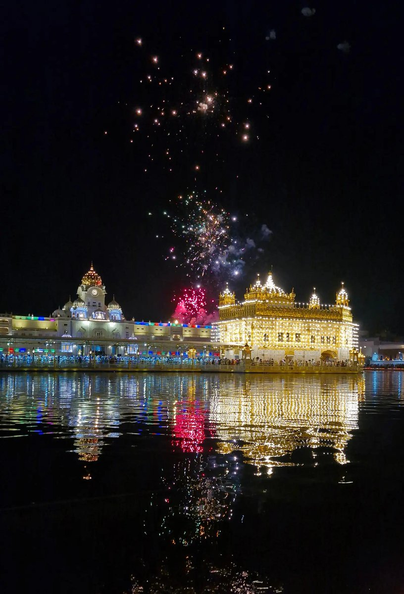 timesofindia's tweet image. #InPics | #Fireworks illuminate the night sky above the sacred #GoldenTemple in #Amritsar on the birth anniversary of Guru Angad Dev Ji, as devotees mark the occasion with devotion and celebration