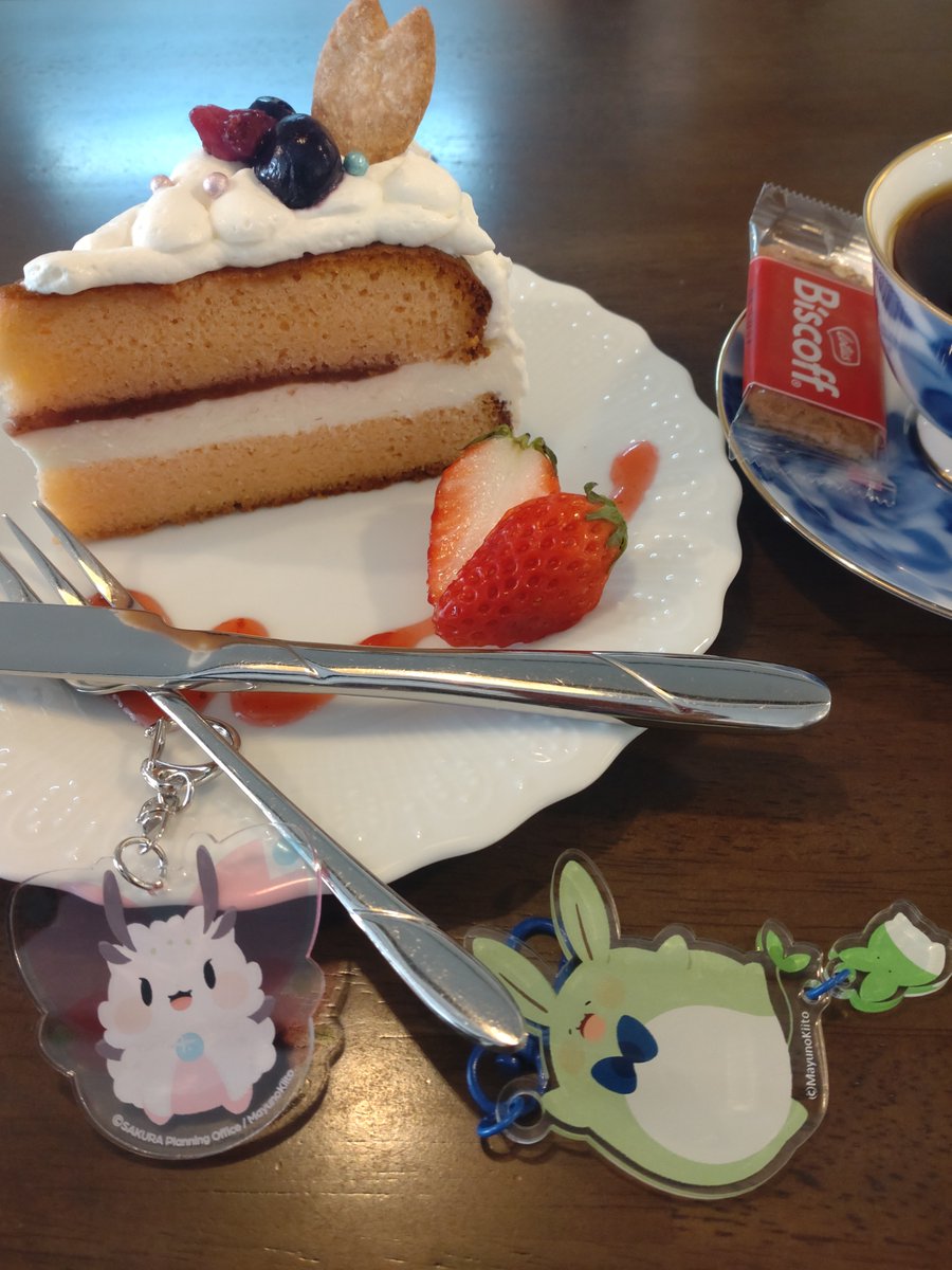 ランチとデザートはKAZU COFFEEさんへ

クリームシチューライス
きいとのいちごケーキ
新緑ブレンド

今日は３時間（！）ほど滞在して満喫
今週のクリーム（以下略）はほくほく新じゃがと豚肉
『繭ノ庭』創造神きいと様デザインの甘いいちごケーキ
48億人分（？）をギュッとして頂きました
#KAZUCOFFEE