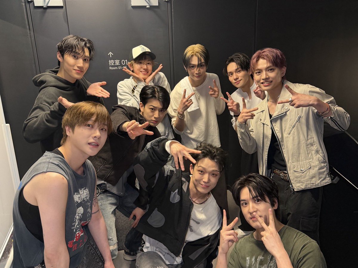 iKON and WILD BLUE backstage pic from JJ 50th Anniversary Fest 2026! 🖤✨