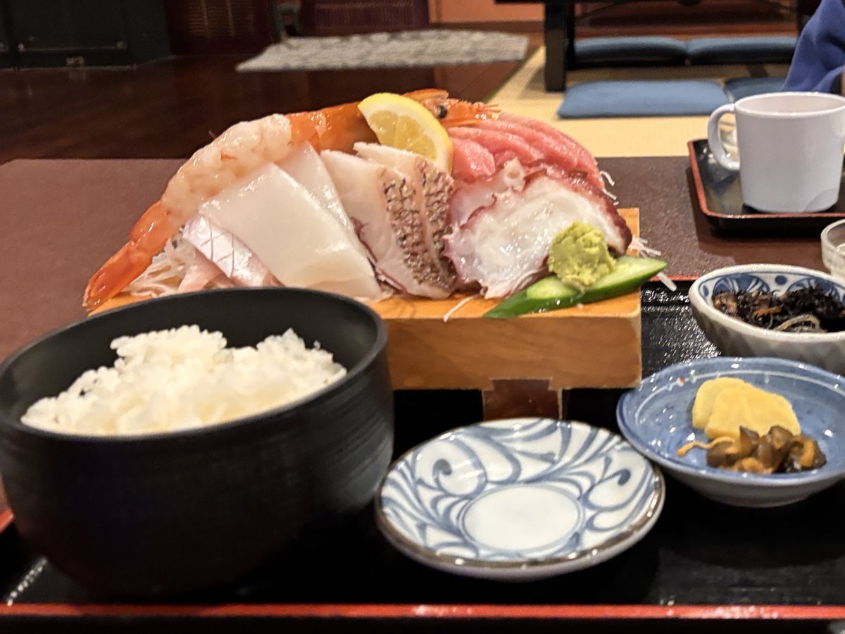 Happachin's tweet photo. 以前来た時は、色々あって宿でひっそりやきそばバゴーンか何かを食べたのだが、今回はその土地のご飯ぽいものを食べたい！ということで近くの温泉宿の食堂的なところでお刺身定食。美味しかった。思わず夫にメールした。茨城のお刺身はすごいよ！と言われた。ですよね？美味しかった(2回目 https://t.co/eBBZHYliqf