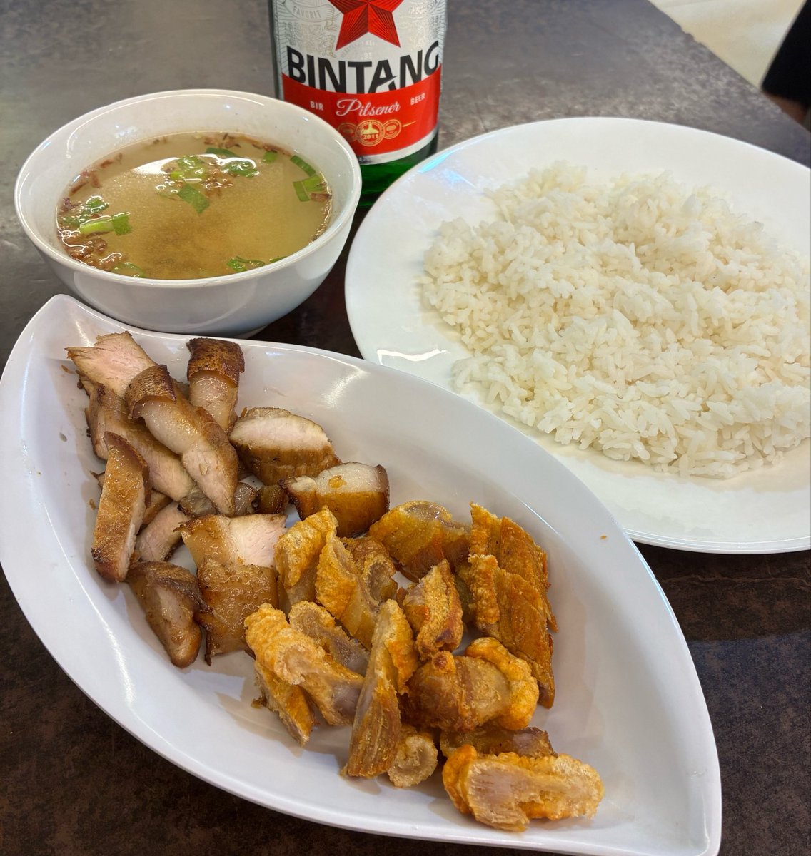 jaklow06's tweet photo. blok M squareにこんな場所あるって知らんかった。
ブタあるし、ビールあるし、タバコも吸える！サイコーやん https://t.co/hwBGwgPg0b