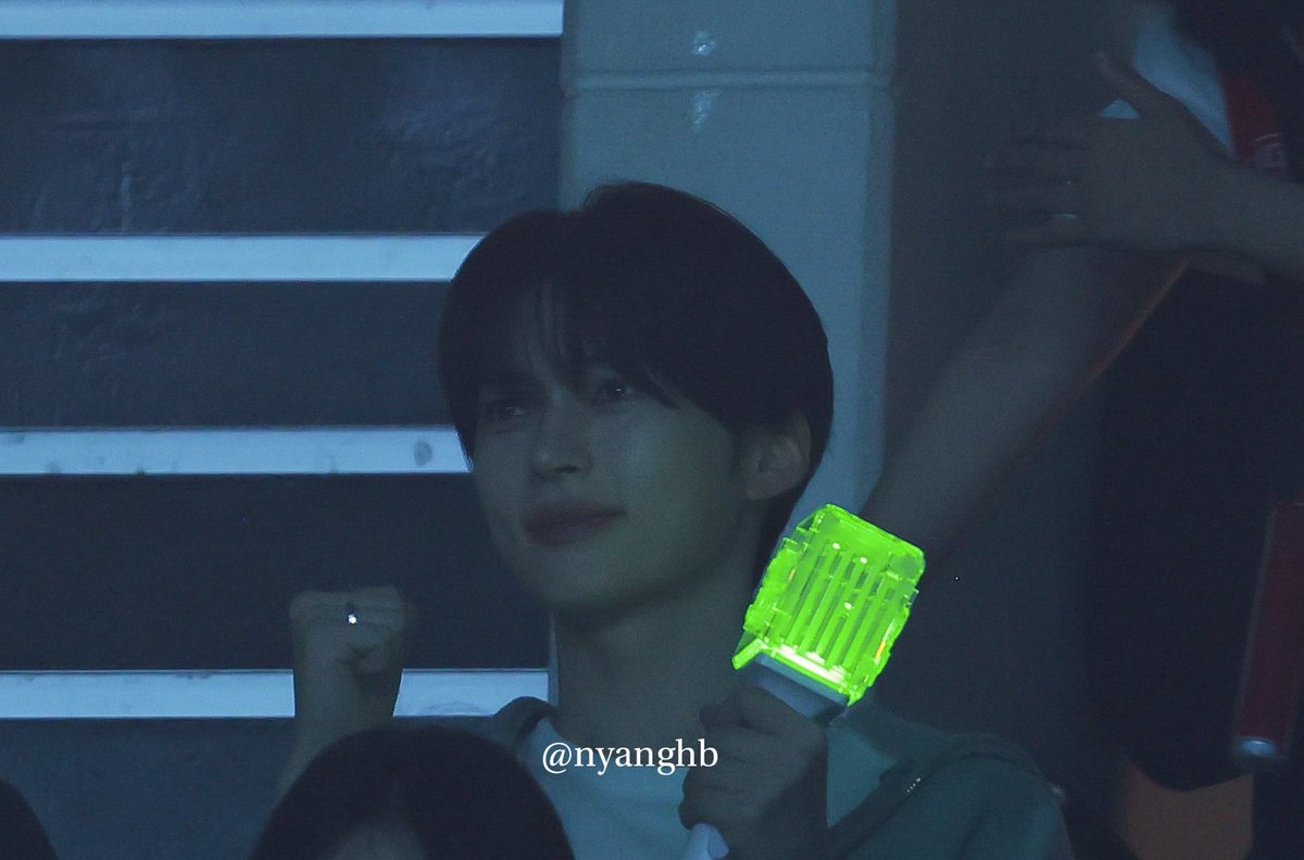 냐._.로 tweet media