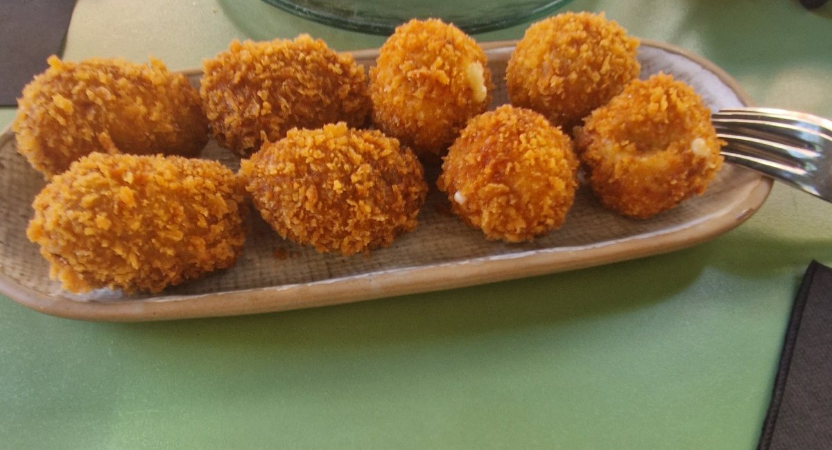 srdeserrano's tweet photo. Aperitiveo y terracismo dominical @ZZalamero #taberna #Retiro https://t.co/5bRX8p0Xa2