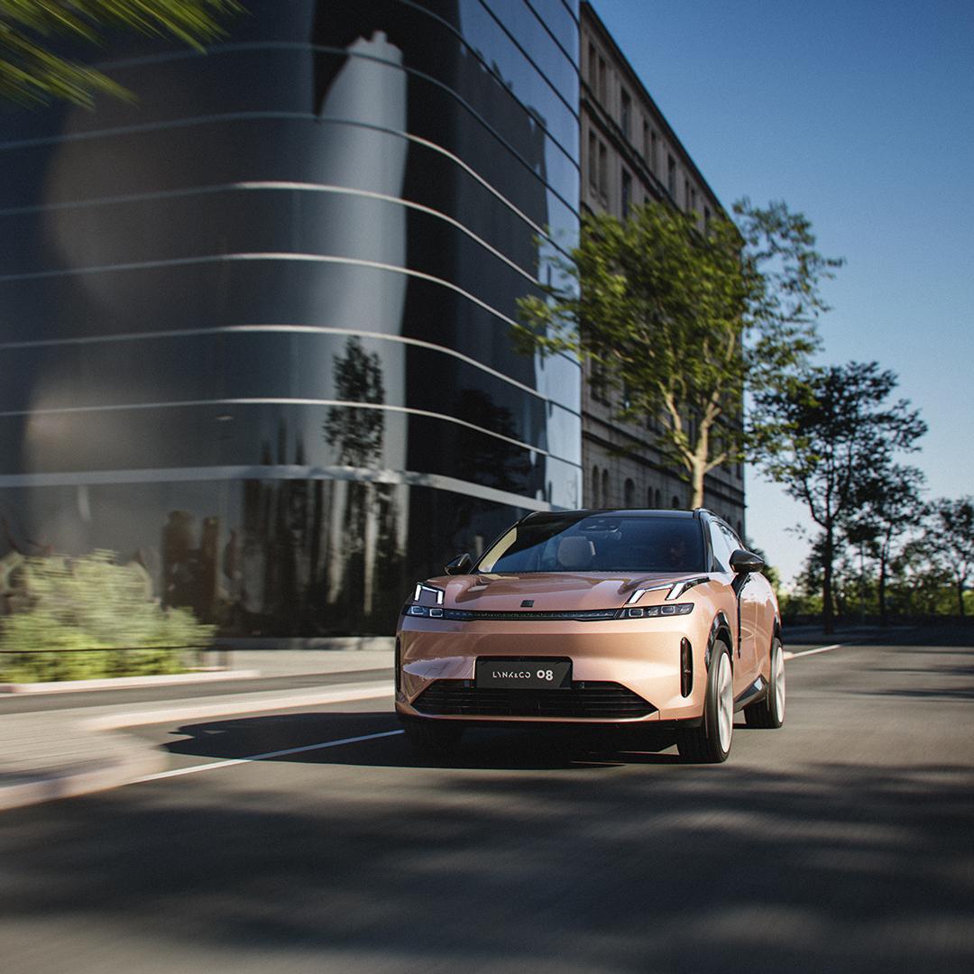 AmbrosiMotor's tweet photo. Eleganza in accelerazione.
La Lynk &amp; Co 08 affronta la strada con un design frontale deciso e una dinamica di guida fluida, tipica della trazione elettrificata. Un SUV che unisce prestazioni e sostenibilità senza rinunciare al carattere. https://t.co/lp93CrjzDF