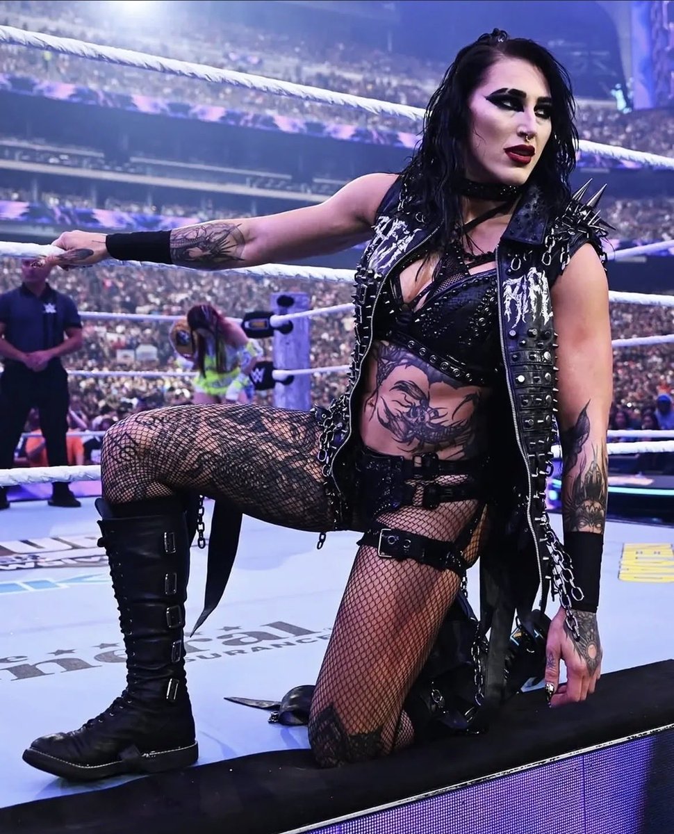RheaOutfits tweet picture