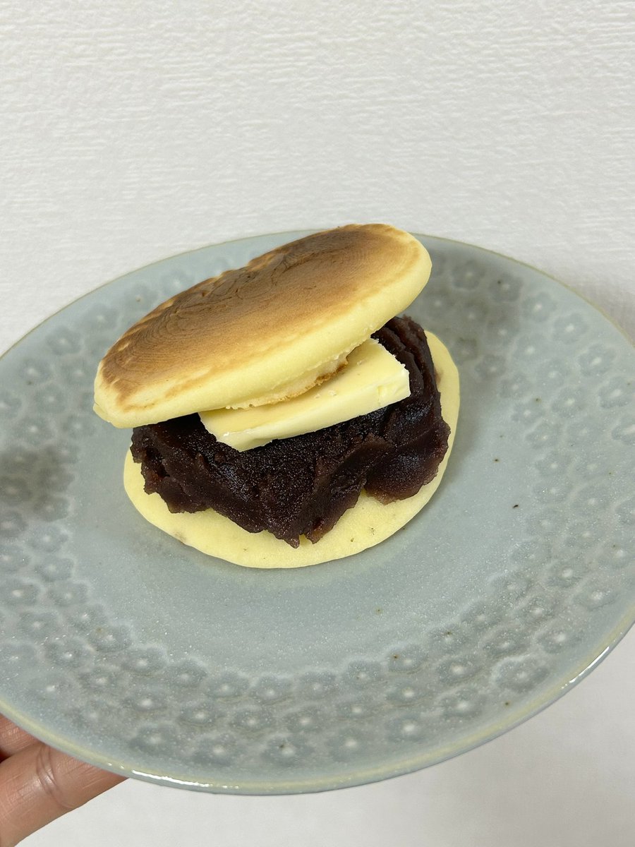 chostraw_sweets's tweet photo. どら焼き作ろうと思ったらパンケーキになった🤦‍♀️
なのであんバターパンケーキに🫘🧈
でも諦めきれずにあんバターどら焼き風パンケーキサンドしちゃった https://t.co/xiv5Ba9XDf