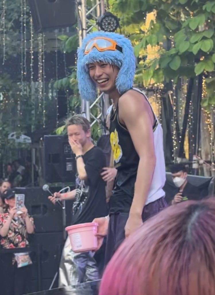 ตอนกำลังตักน้ำ       ตอนกำลังจะสาดน้ำแฟนคลับ