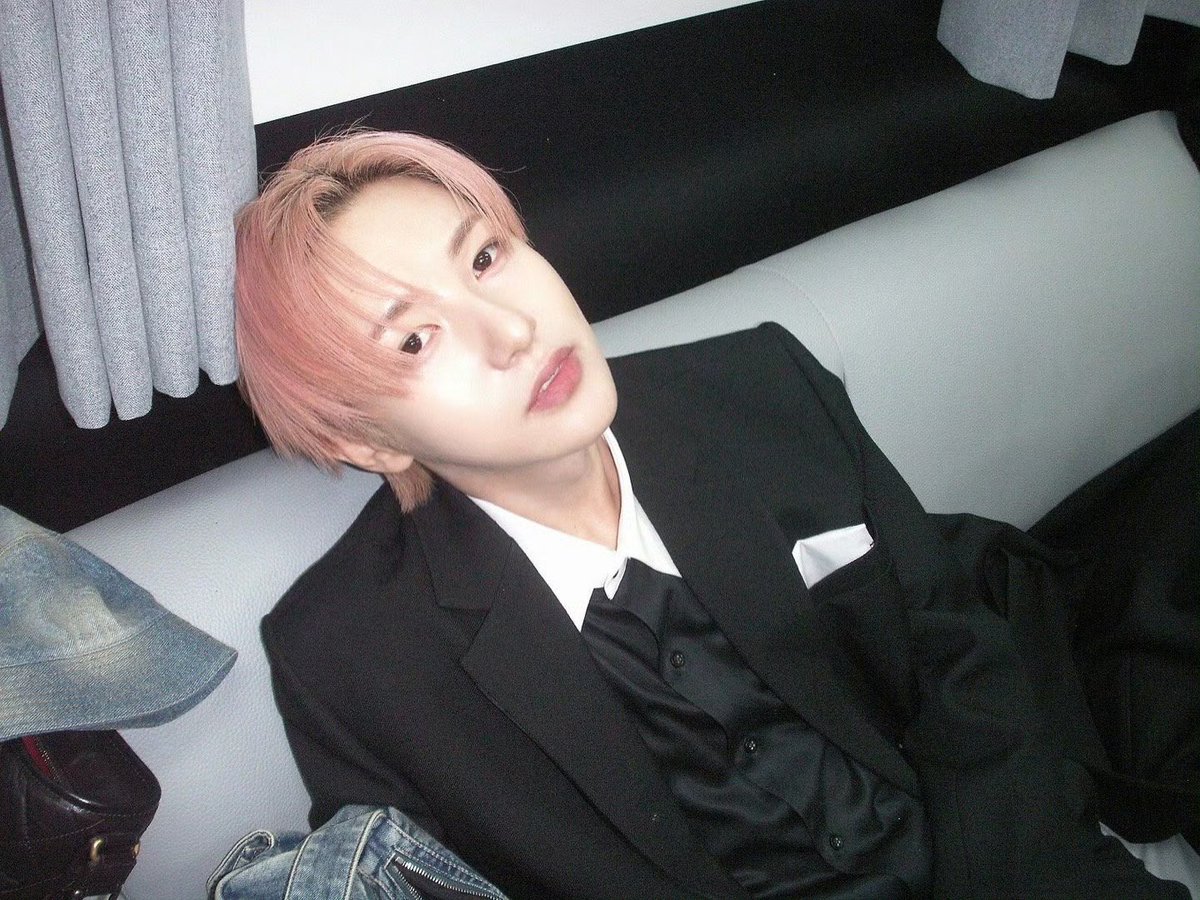 hb3to3's tweet photo. 런쥔님 필승 고양이 구도 아시는분 https://t.co/VzYIHdaVzh
