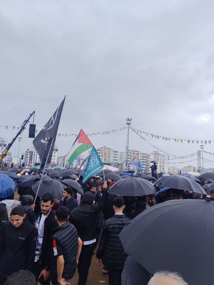 kapitalww's tweet photo. 2026 peygamber sevdalıları Diyarbakır kutlu doğumu. 
Yoğun yağışa rağmen binlerce Müslüman alemlere rahmet olan efendimizin adını haykırmak için toplandık.
#kutludoğum https://t.co/pwZ03I3KcZ