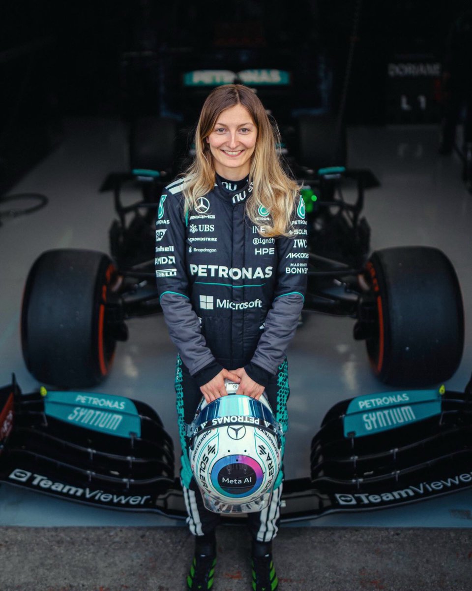 GossipRoomOff's tweet photo. 🚨 Doriane Pin devient la première Française à piloter une Formule 1 ! 

Ce samedi, la pilote française a réalisé à Silverstone ses premiers tours au volant d'une Formule 1. Une séance d'essais privés organisée par Mercedes-AMG, l'écurie avec laquelle elle est sous contrat en tant que pilote de développement.

C'est au volant d'une Mercedes W12, la monoplace engagée par l'écurie lors de la saison 2020, que la championne en titre de F1 Academy a pu enfin concrétiser ce rêve. 👏🏎️ (via Views)