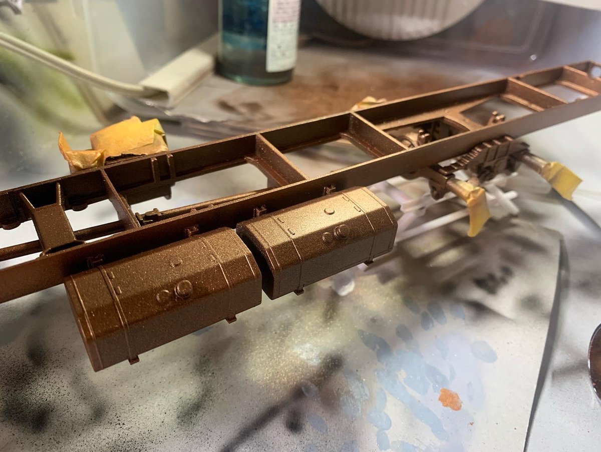 色分けがなんだ、俺のド変態塗装シャシを見ろ。 