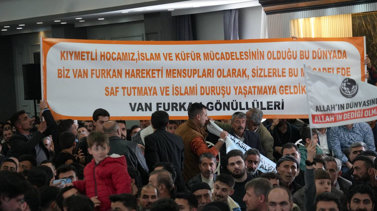 Yıllarca bizi "Van gölü canavarı" masalları ile oyaladılar. Oysa asıl canavarın adaleti yutan, gençliği uyuşturan ve Allah'ın hükmünü dışlayan bir sistem olduğunu biz Alparslan hocamızla anladık! 
Biz hayali canavarlardan korkmuyoruz, gerçek canavarlara (zalimlere) "La" diyoruz!