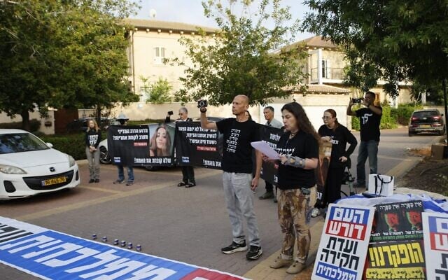 EdwardMcGrath01's tweet image. On the eve of Memorial Day, bereaved families are showing up at the homes of Netanyahu and government ministers, demanding accountability for Oct. 7 and a state inquiry.
#Oct7 #MemorialDay #Israel
