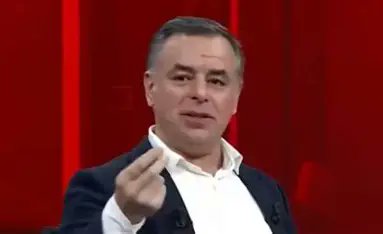 MediaMuhtari's tweet image. 🔴CHP eski milletvekili Barış Yarkadaş'tan CHP'yi terleten sorular:

1680 arkadaşımızı gözünüzü kırpmadan ihraç ettiniz,

Peki “Partimiz arınsın” diyenlere şahin kesilenler, Özkan Yalım karşısında neden süt dökmüş kediye dönüyor?
Sebebi otelden çıkan 254 kaset ile pahalı